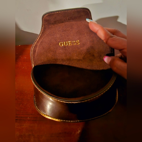 Guess large oversized bronze gold sunglasses case, luxury, 2010s, opulence - Picture 6 of 9